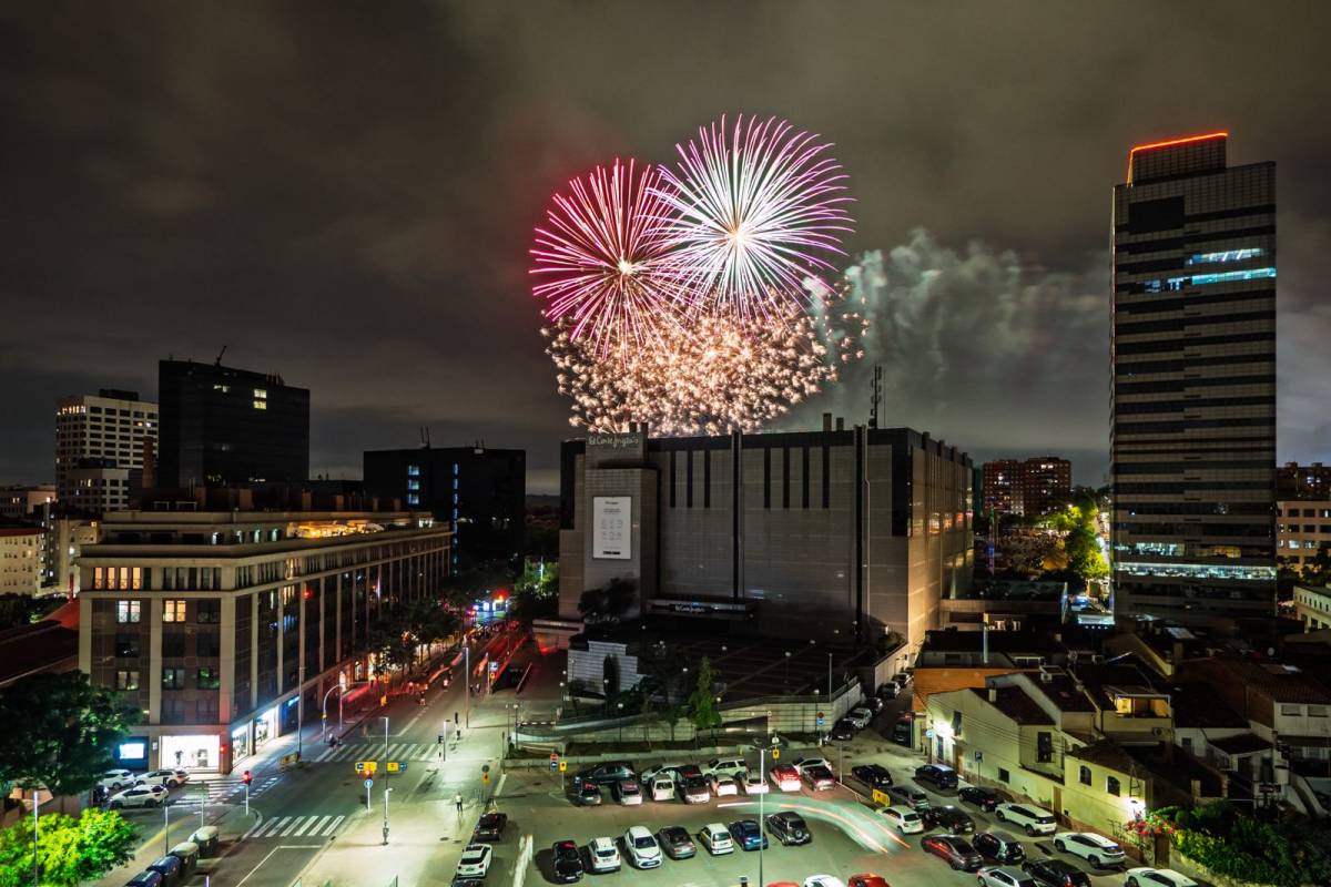 FOTOS | El castell de focs posa la cirereta a la Festa Major de Sabadell 2025