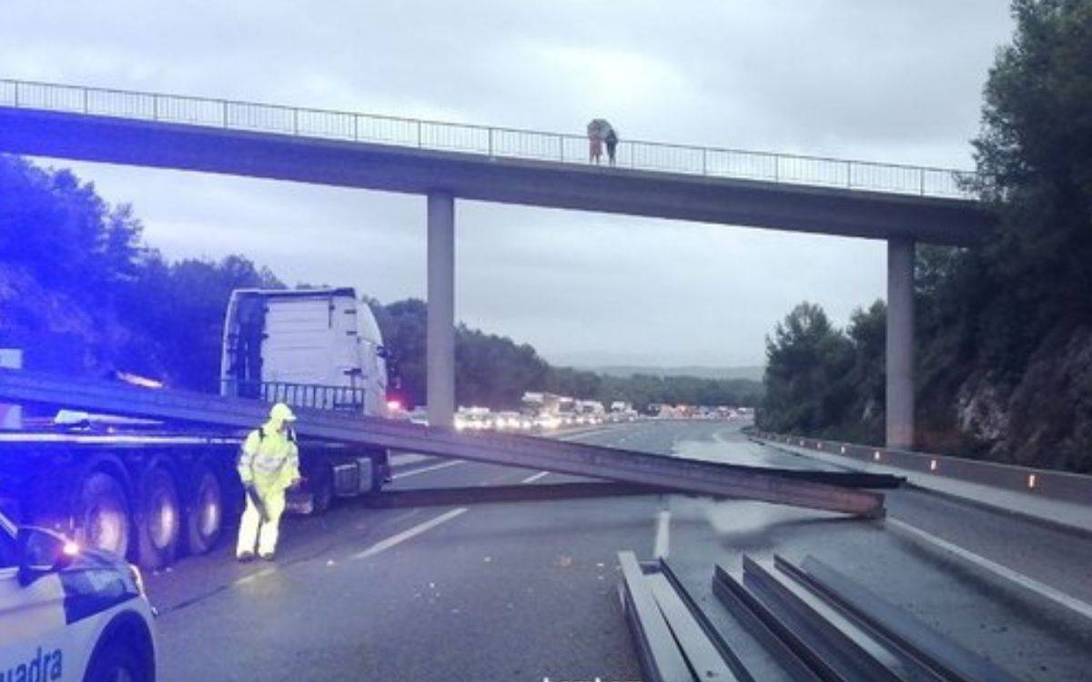 Tall a l'AP-7 a Tarragona per un accident amb un camió que ha perdut la càrrega i cinc vehicles implicats