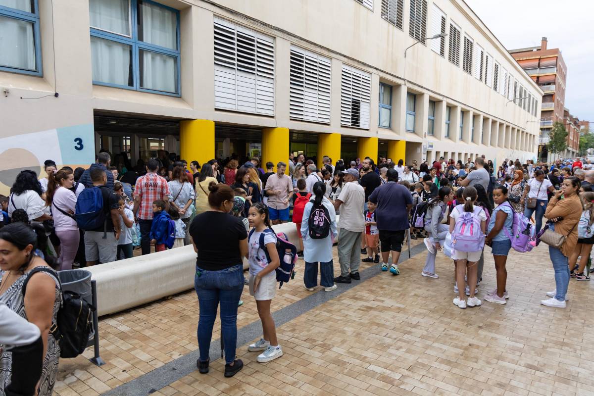 Centenars d`infants tornen a l`escola Amadeu Vives - Víctor Castillo Centenars d`infants tornen a l`escola Amadeu Vives