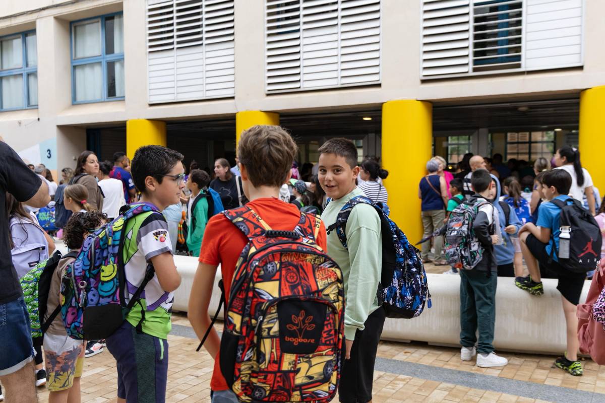 Centenars d`infants tornen a l`escola Amadeu Vives - Víctor Castillo Centenars d`infants tornen a l`escola Amadeu Vives