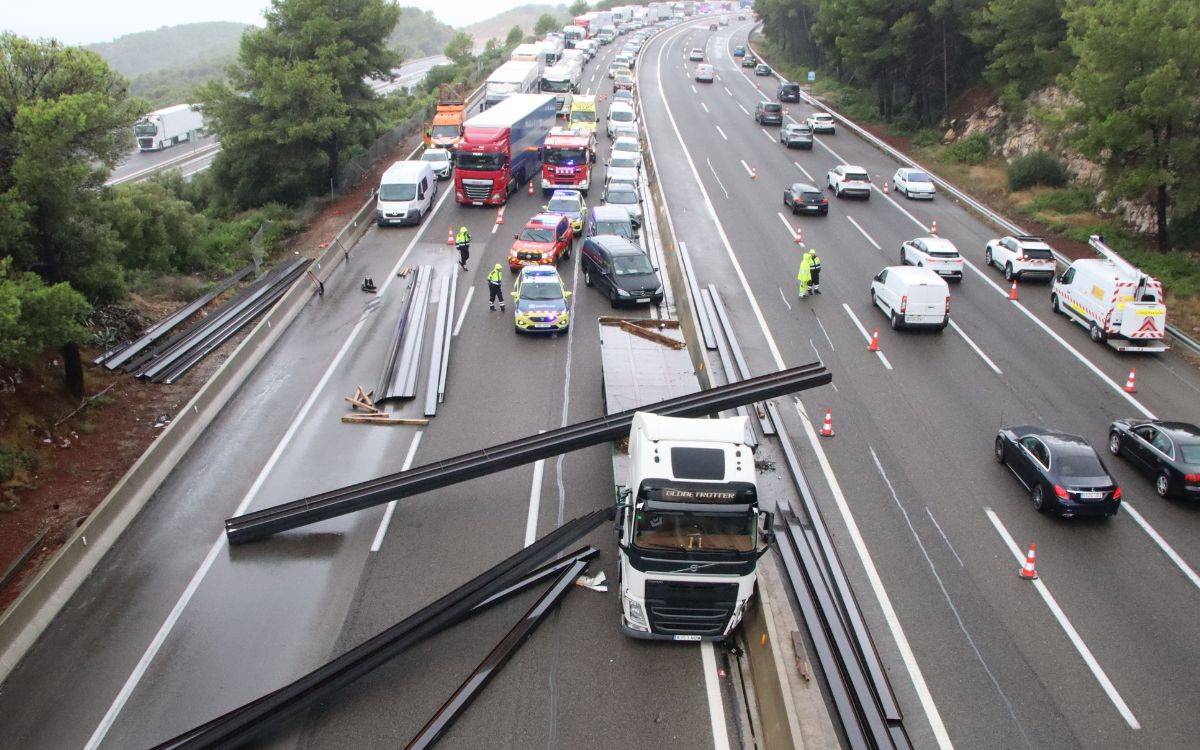 Tallada l'AP-7 a Tarragona per un accident amb un camió que ha perdut la càrrega i cinc vehicles implicats