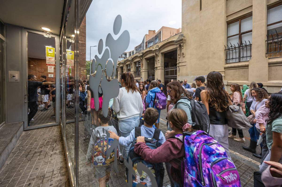 Centenars d`infants tornen a l`escola Sant Nicolau - Juanma Peláez Centenars d`infants tornen a l`escola Sant Nicolau
