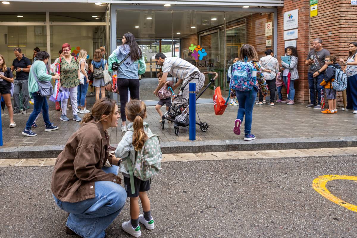 Centenars d`infants tornen a l`escola Sant Nicolau - Juanma Peláez Centenars d`infants tornen a l`escola Sant Nicolau