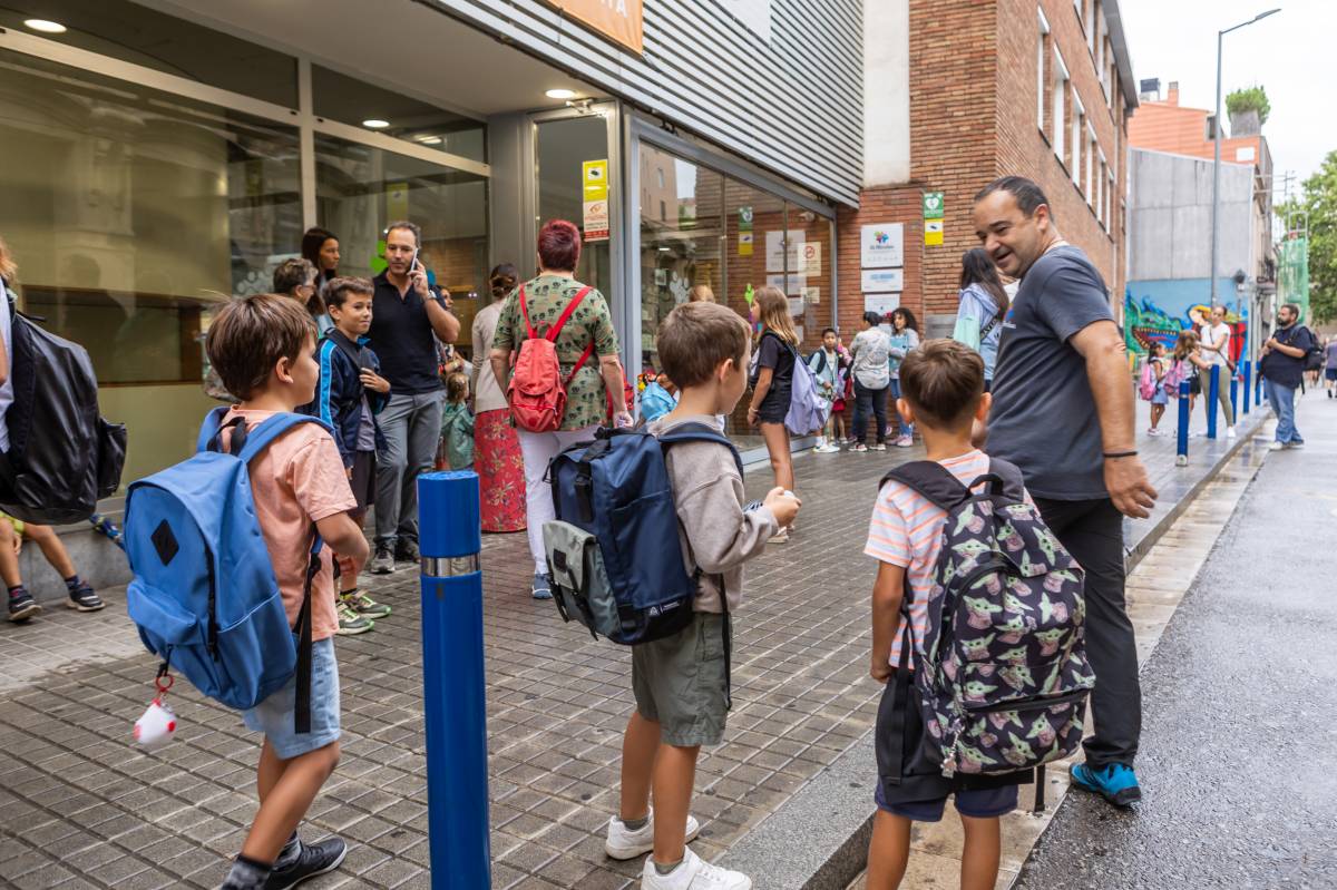 Centenars d`infants tornen a l`escola Sant Nicolau - Juanma Peláez Centenars d`infants tornen a l`escola Sant Nicolau