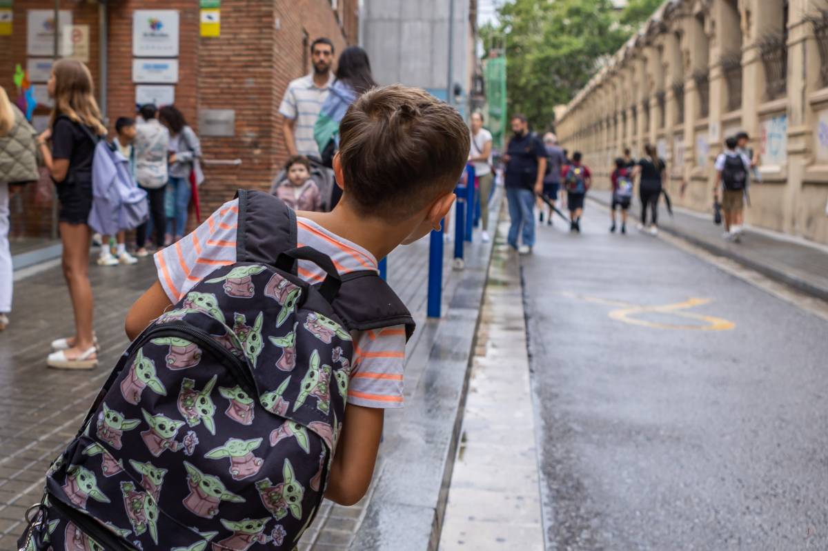 Centenars d`infants tornen a l`escola Sant Nicolau - Juanma Peláez Centenars d`infants tornen a l`escola Sant Nicolau
