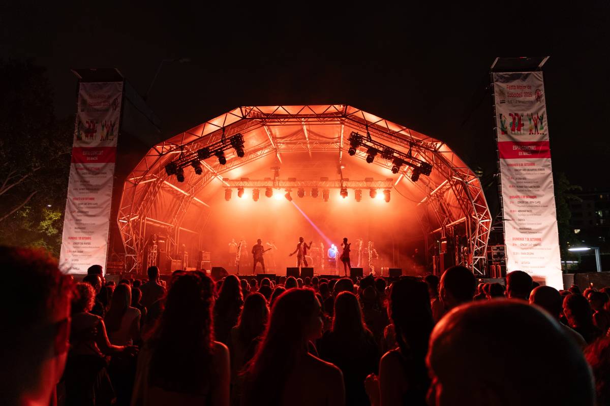 Per què el preu de la cervesa s'ha disparat un 150% als concerts de Festa Major?
