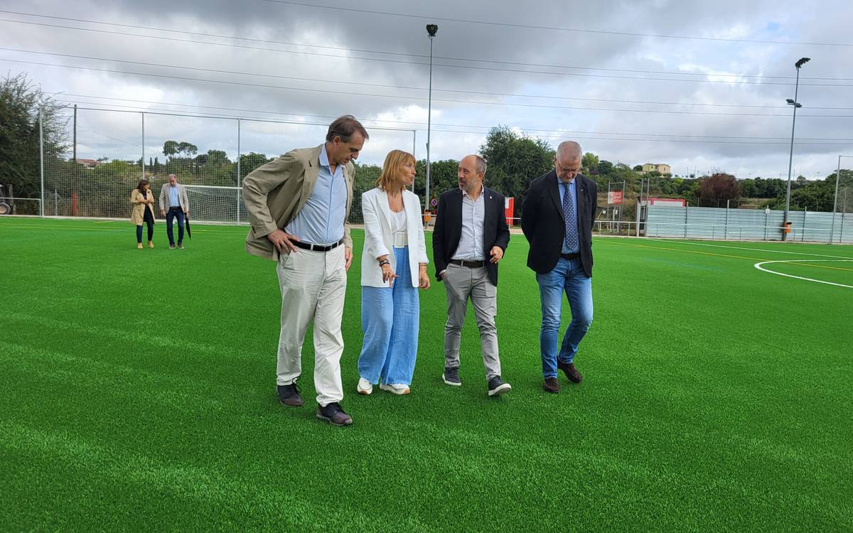 El camp de futbol de les Cots estrena la reclamada gespa artificial