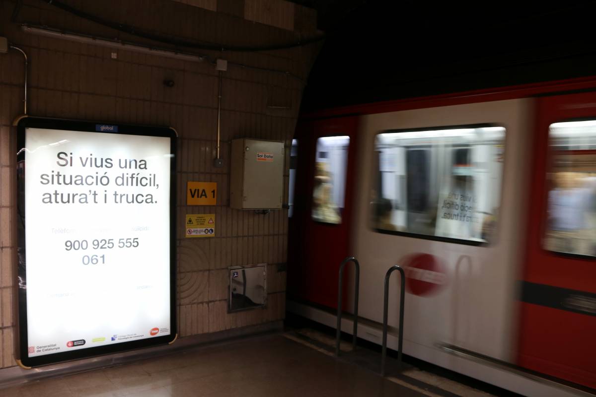 «Si vius una situació difícil, atura't i truca»: Barcelona col·loca cartells al metro després de 31 suïcidis en cinc anys