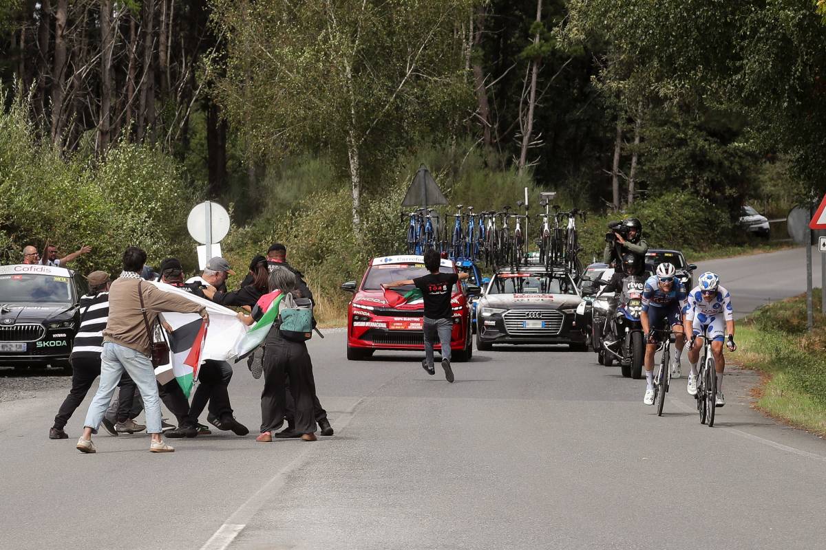 Banderes palestines acull el pas de la Vuelta de 2025 per Lugo - Carlos Castro/Europa Press Banderes palestines acull el pas de la Vuelta de 2025 per Lugo