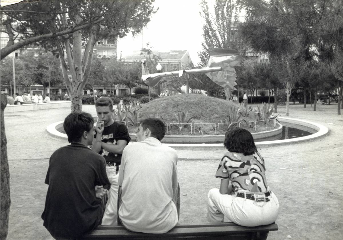 La plaça, els quatre i un drac màgic