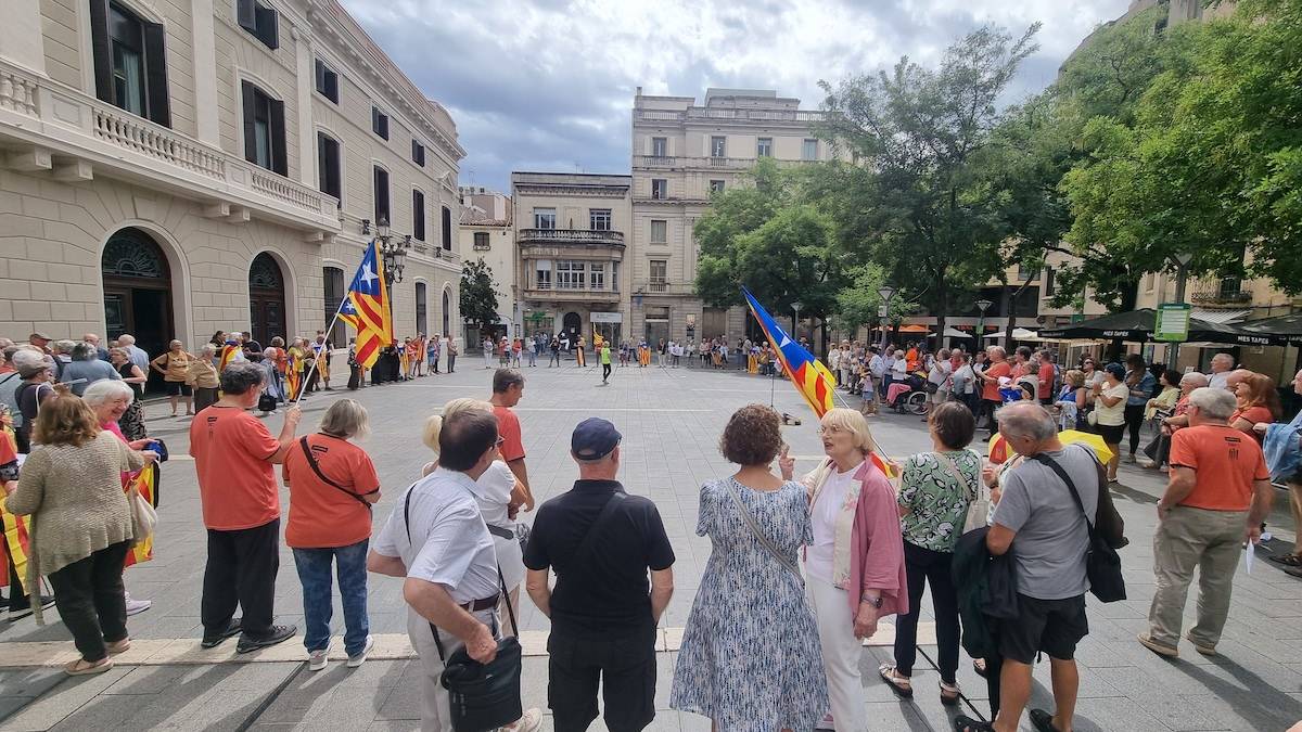 Lluís Llach aplaudeix el compromís de la Gent de la Plaça