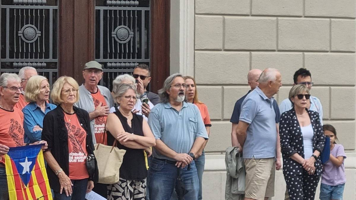 Lluís Llach i Carme Forcadell, durant la concentració - D.S. Lluís Llach i Carme Forcadell, durant la concentració