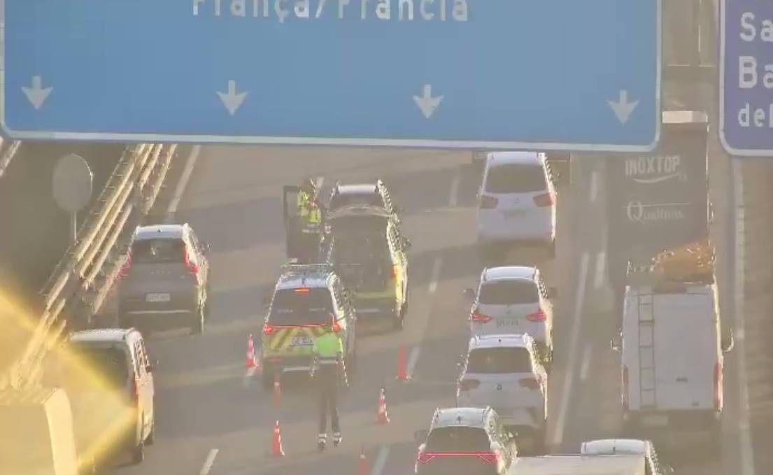 Retencions de més de 7 km a l'AP-7 per un vehicle avariat al mig de la carretera