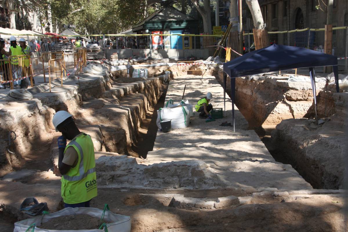 Noves restes arqueològiques a la Rambla revelen informació de la Barcelona medieval
