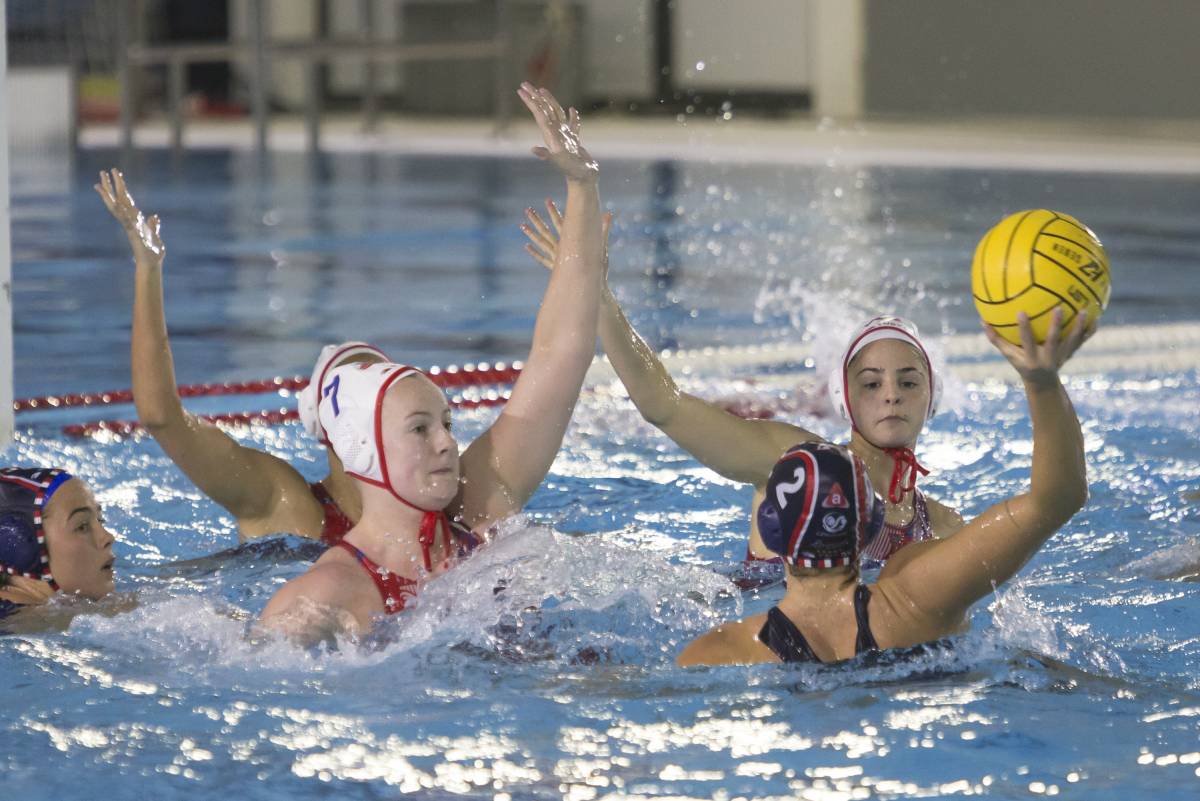 El CN Terrassa té peu i mig a semifinals