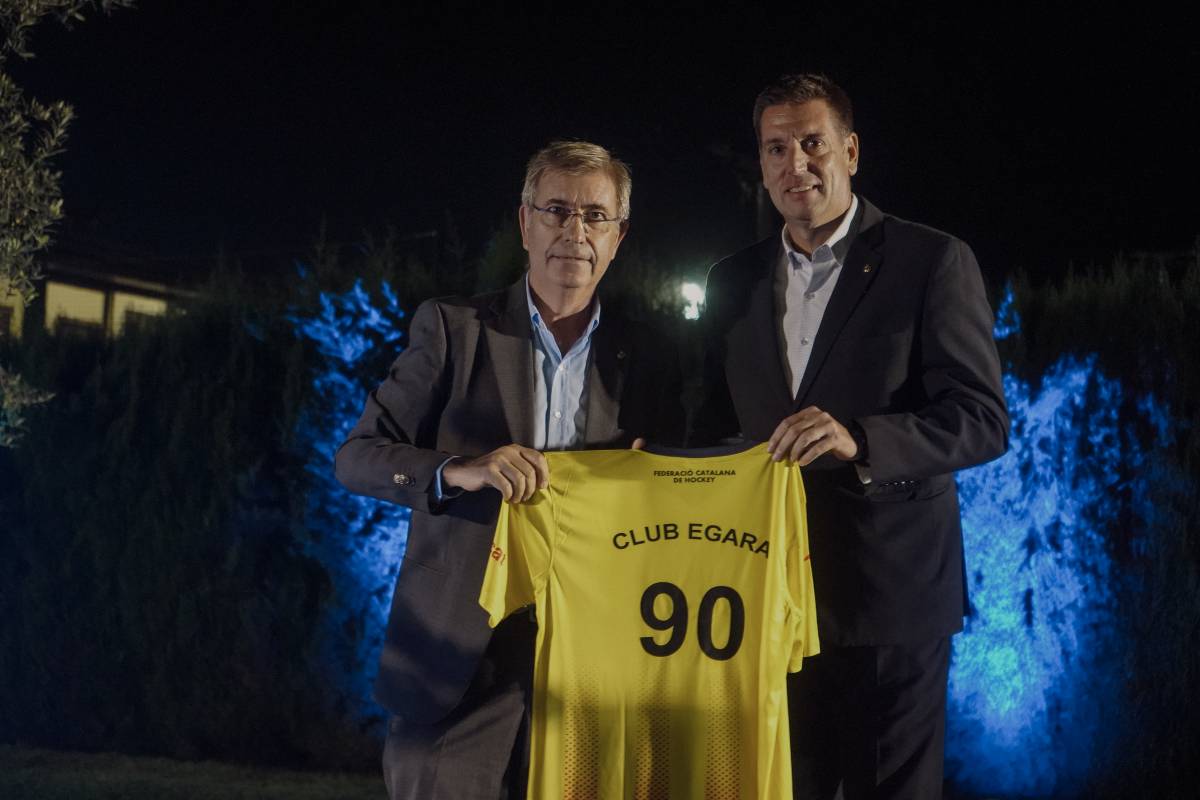 El president de la Federació Catalana de Hockey, Xavi Adell, entrega una samarreta commemorativa al president Jose - Club Egara