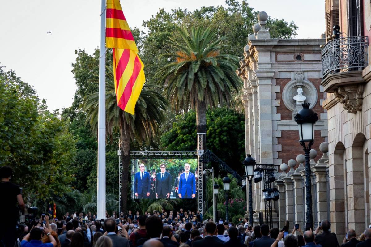 Retrobament i unitat sota l’ombra d’una senyera gegant