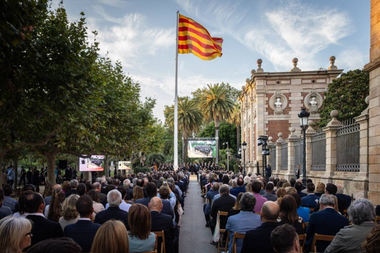 Retrobament i unitat sota l’ombra d’una senyera gegant