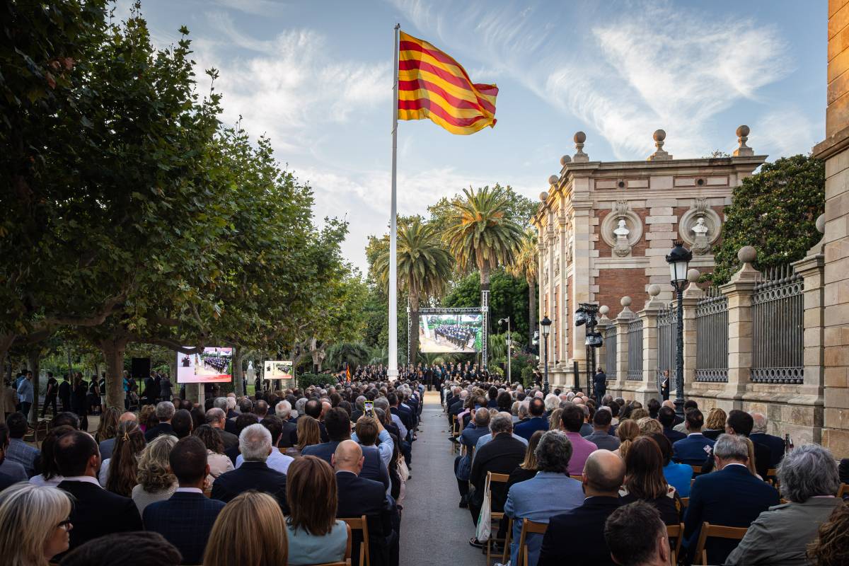 Retrobament i unitat sota l’ombra d’una senyera gegant