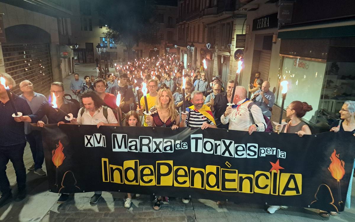 La Marxa de Torxes per la Independència de Manresa enfilant el carrer Sant Miquel