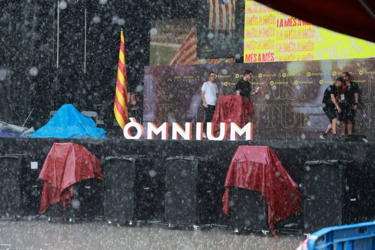 La Diada de Catalunya 2025, en directe: acte d'Òmnium passat per aigua