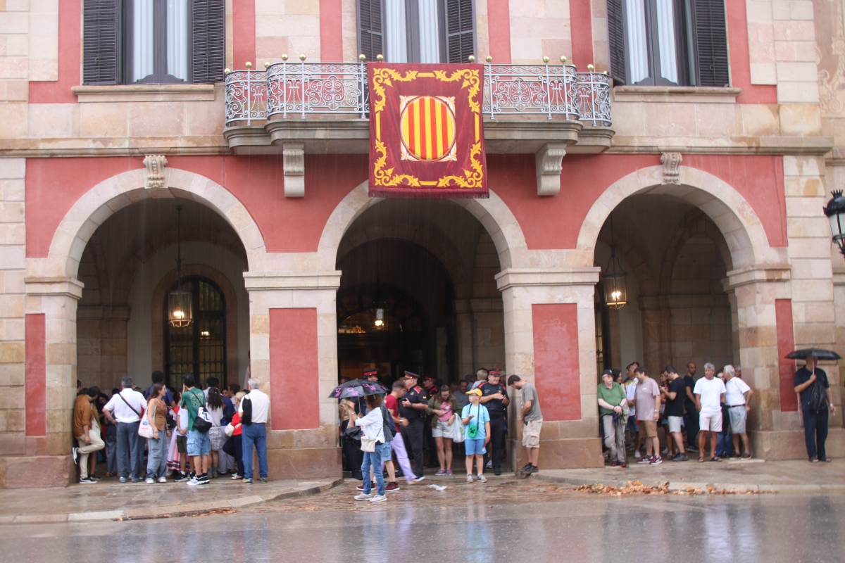 L'accés principal al Parlament, ple de gent per evitar-se mullar de la pluja - Albert Hernàndez / ACN