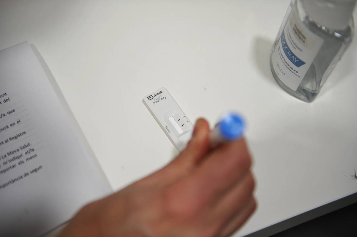 Tres reinfeccions multipliquen per deu el risc de tenir covid persistent