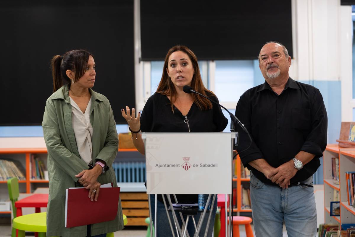 L`alcaldessa Marta Farrés, la directora de l`escola Roureda, Laia Ruaix, i el regidor d`Educació, Manuel Robles - David Chao L`alcaldessa Marta Farrés, la directora de l`escola Roureda, Laia Ruaix, i el regidor d`Educació, Manuel Robles