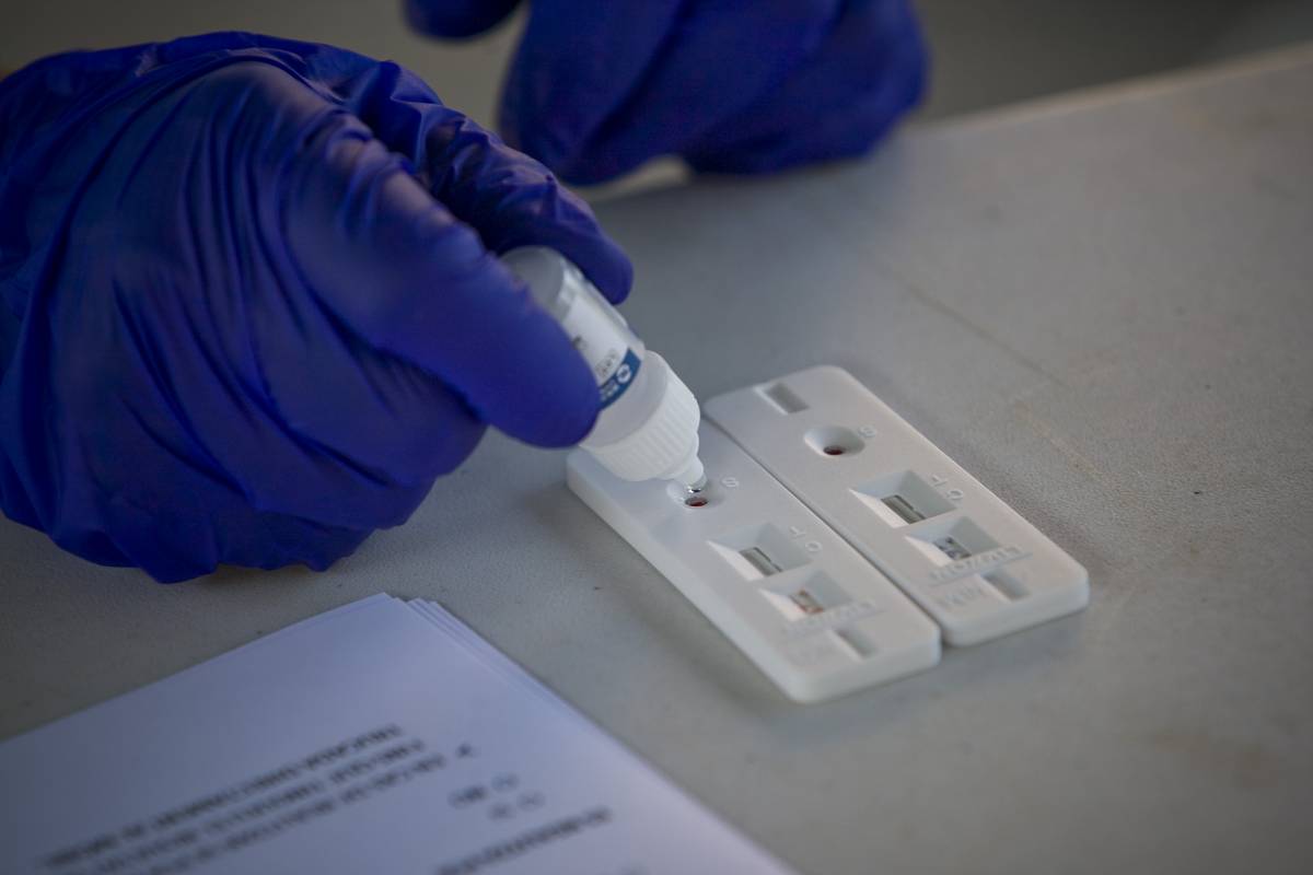 Tres reinfeccions multipliquen per deu el risc de tenir covid persistent