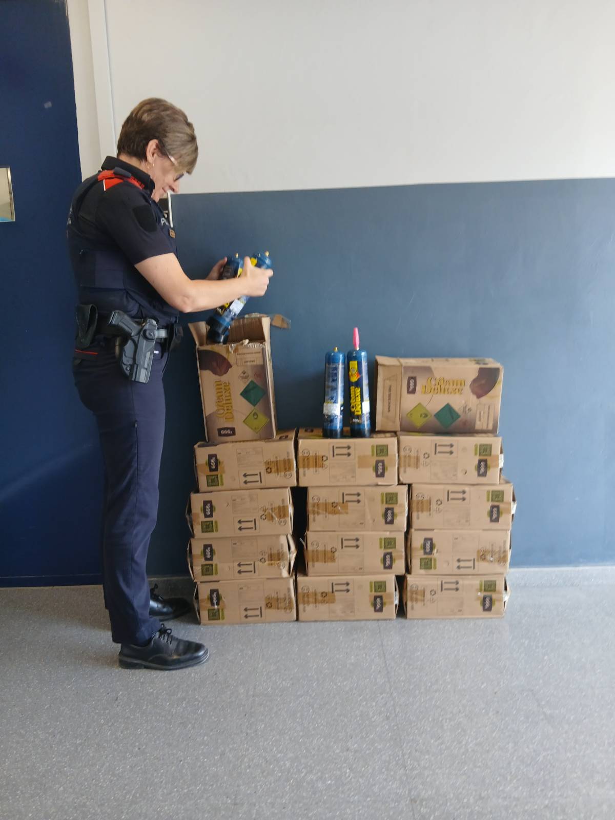Cauen a Bellpuig tres traficants del perillós «gas del riure» amb 83 pots amagats als cotxes