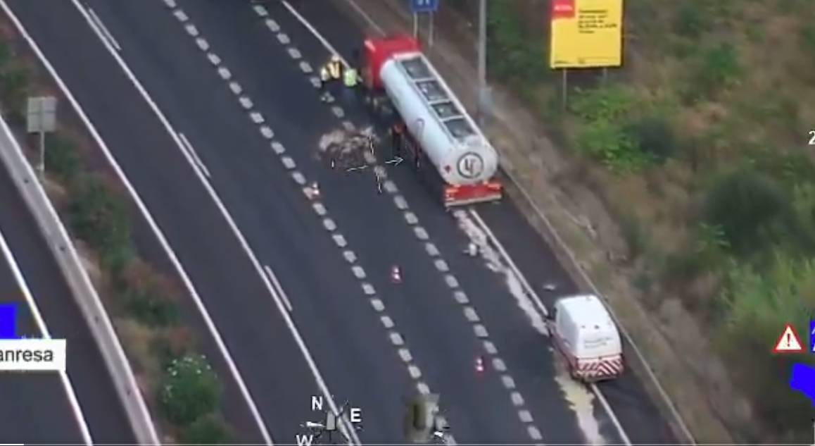 Un camió cisterna perd part del gasoil que carregava en mig de la C-16