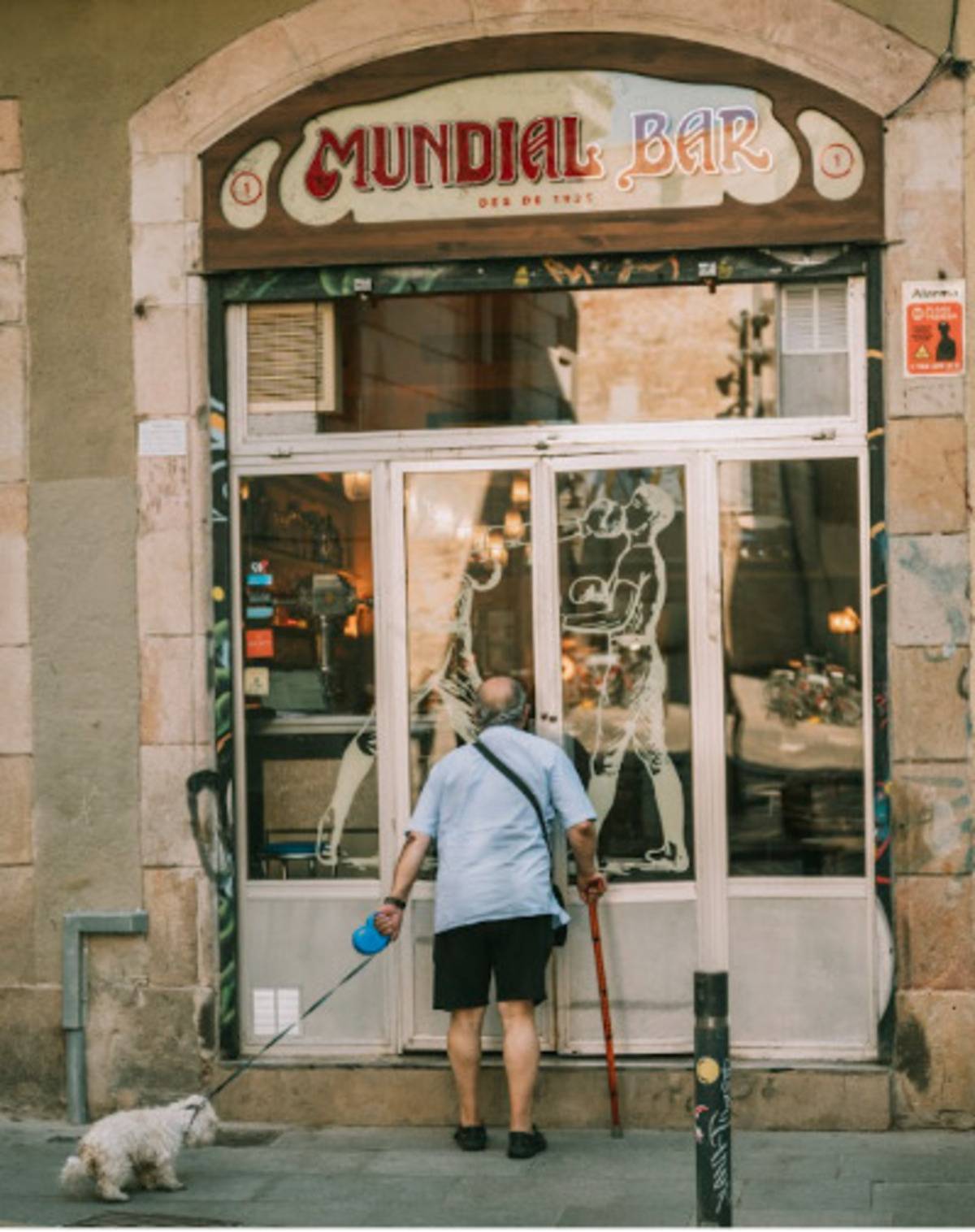 Reobre un històric bar de Barcelona… amb la carta al 50%