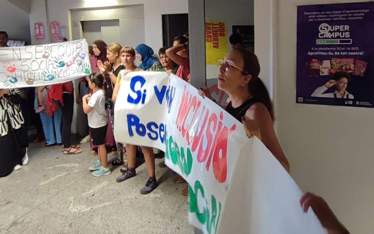 La comunitat educativa es mobilitza a Manresa contra la pèrdua de figures socials als centres