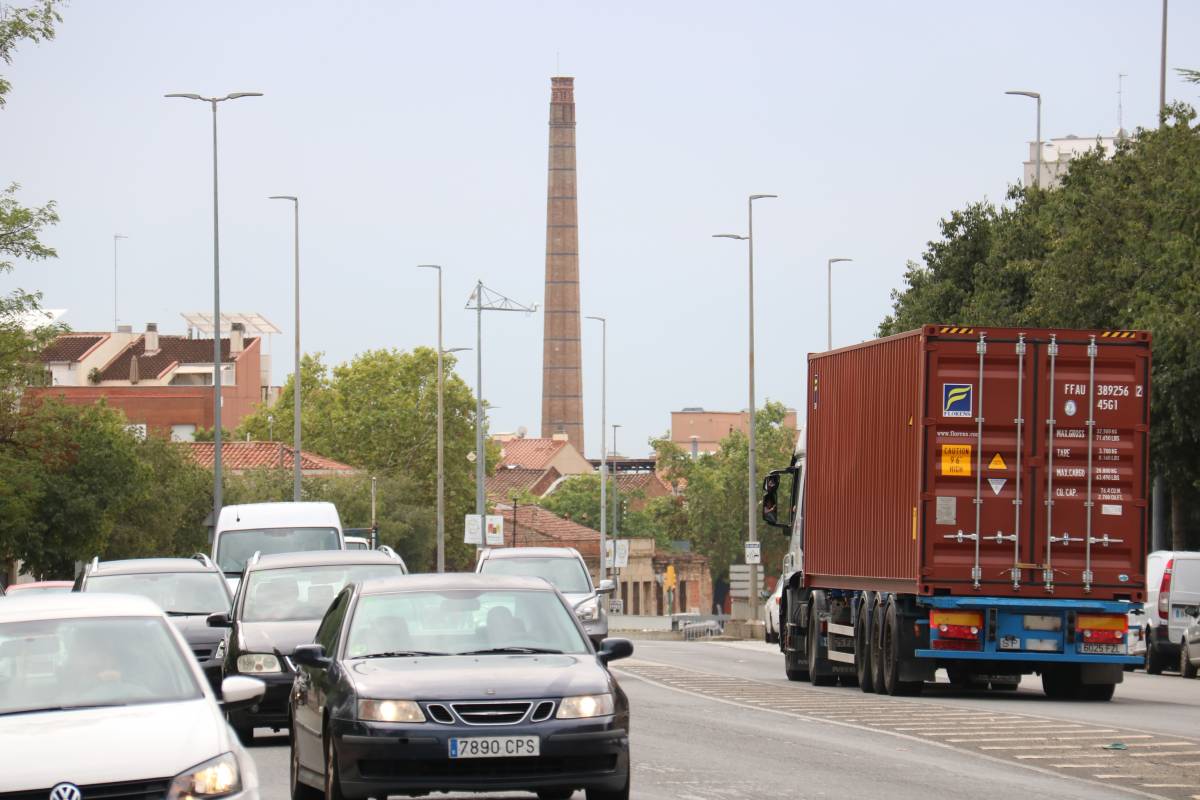 La Gran Via de Sabadell amb vehicles circulant-hi en una imatge d'arxiu - Albert Segura / ACN
