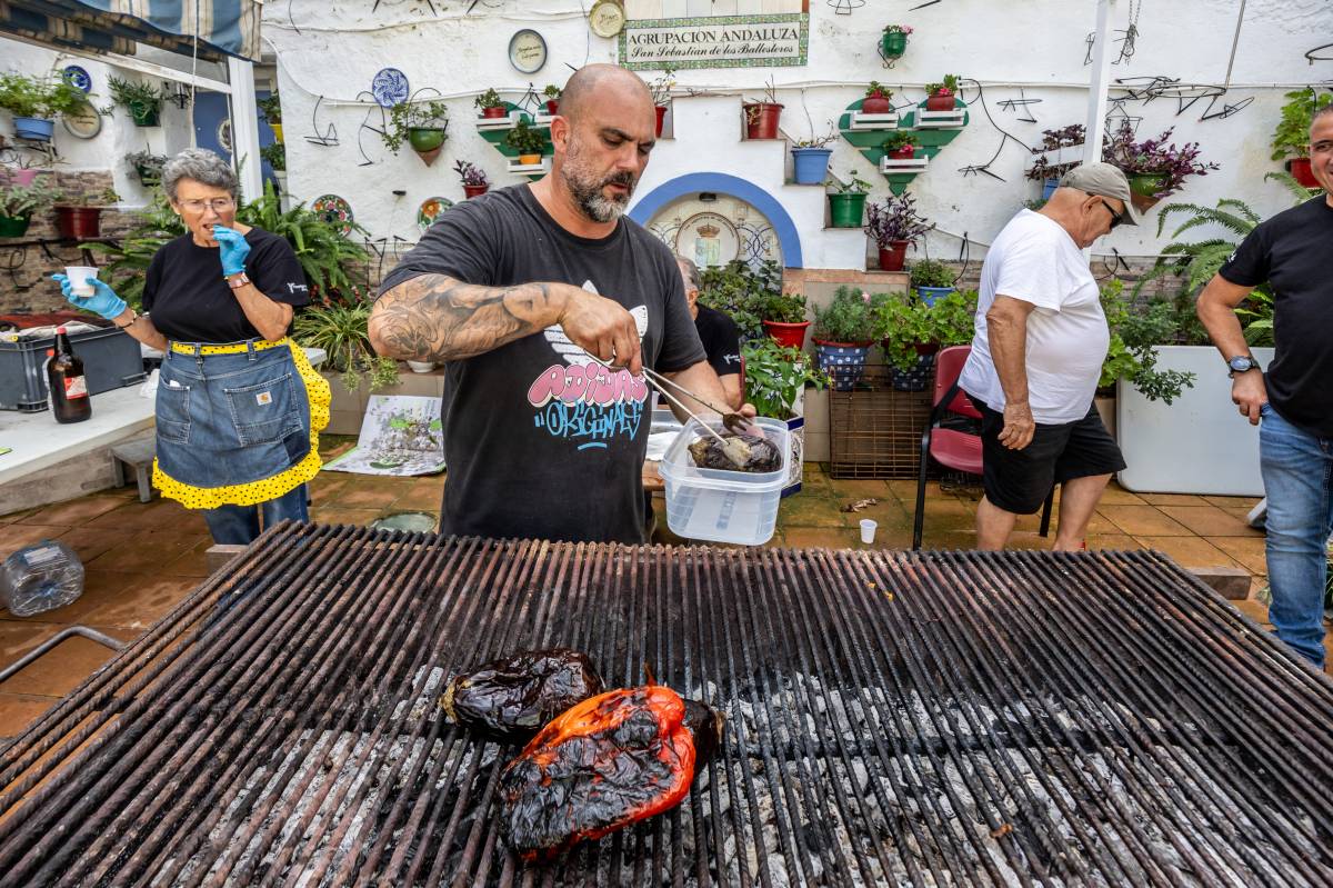 Més d`un centenar de persones es reuneixen a l`àpat popular - Juanma Peláez Més d`un centenar de persones es reuneixen a l`àpat popular