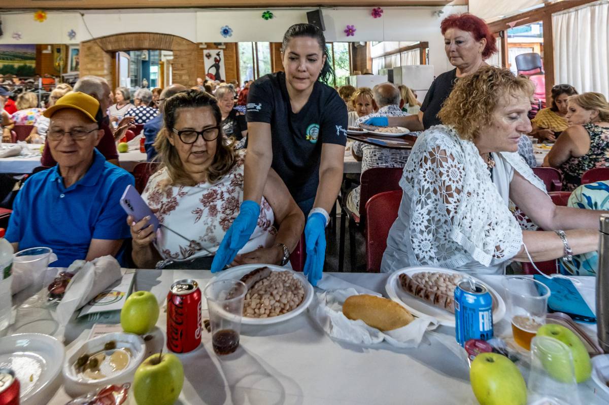 Més d`un centenar de persones es reuneixen a l`àpat popular - Juanma Peláez Més d`un centenar de persones es reuneixen a l`àpat popular