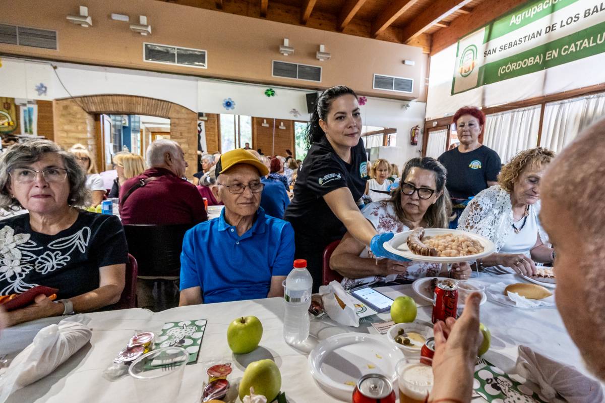 Més d`un centenar de persones es reuneixen a l`àpat popular - Juanma Peláez Més d`un centenar de persones es reuneixen a l`àpat popular