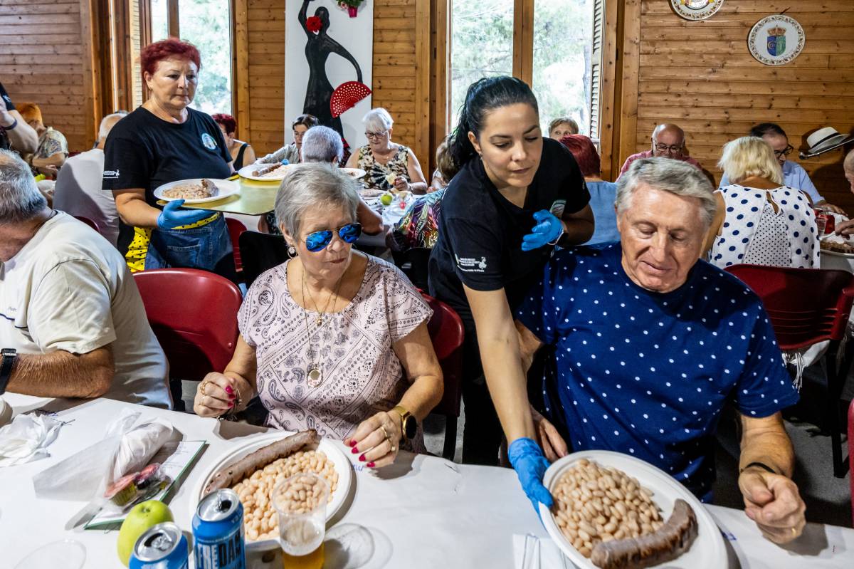 Més d`un centenar de persones es reuneixen a l`àpat popular - Juanma Peláez Més d`un centenar de persones es reuneixen a l`àpat popular