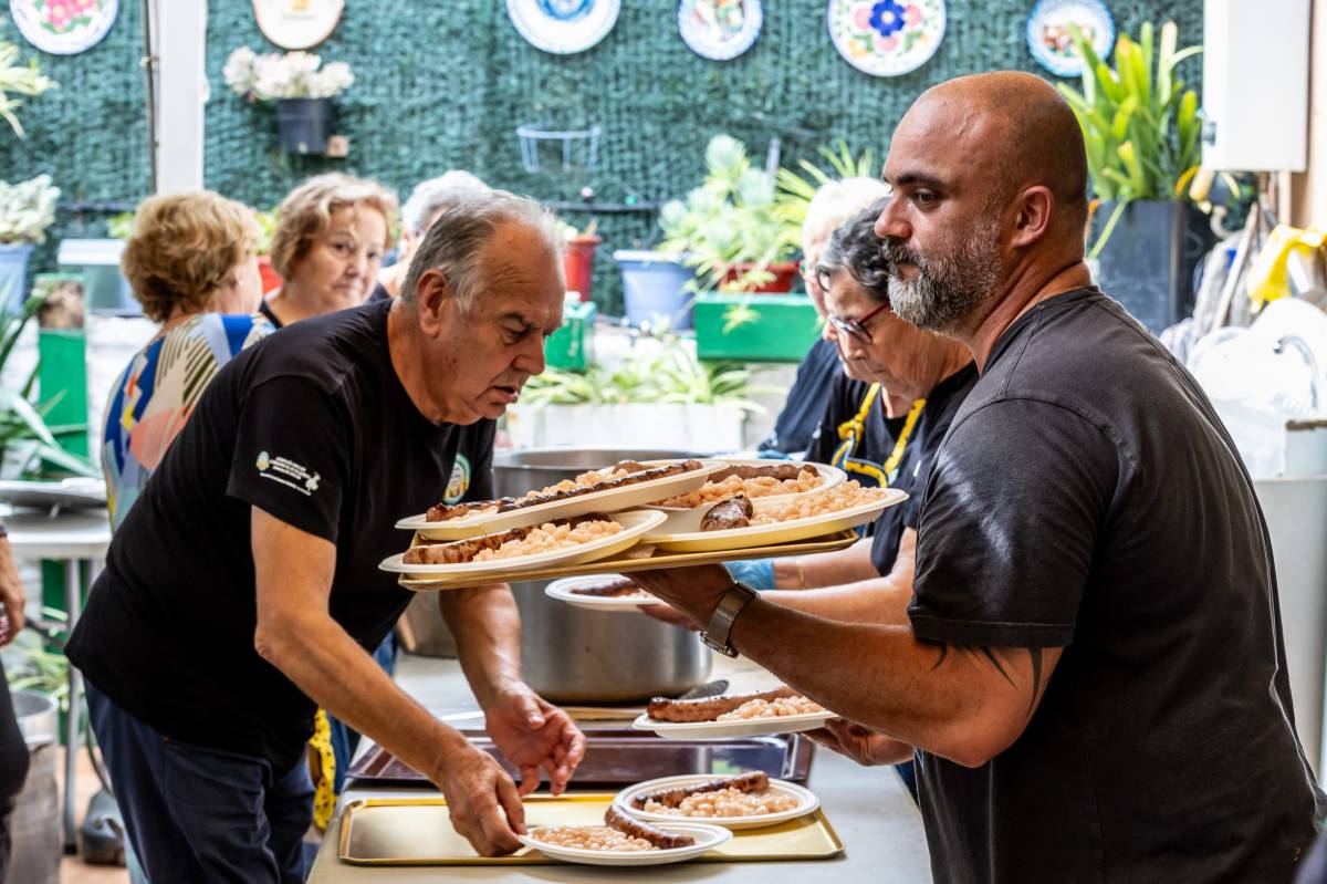 Més d`un centenar de persones es reuneixen a l`àpat popular - Juanma Peláez Més d`un centenar de persones es reuneixen a l`àpat popular