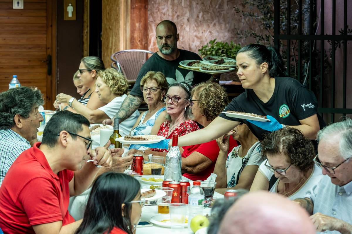 Més d`un centenar de persones es reuneixen a l`àpat popular - Juanma Peláez Més d`un centenar de persones es reuneixen a l`àpat popular