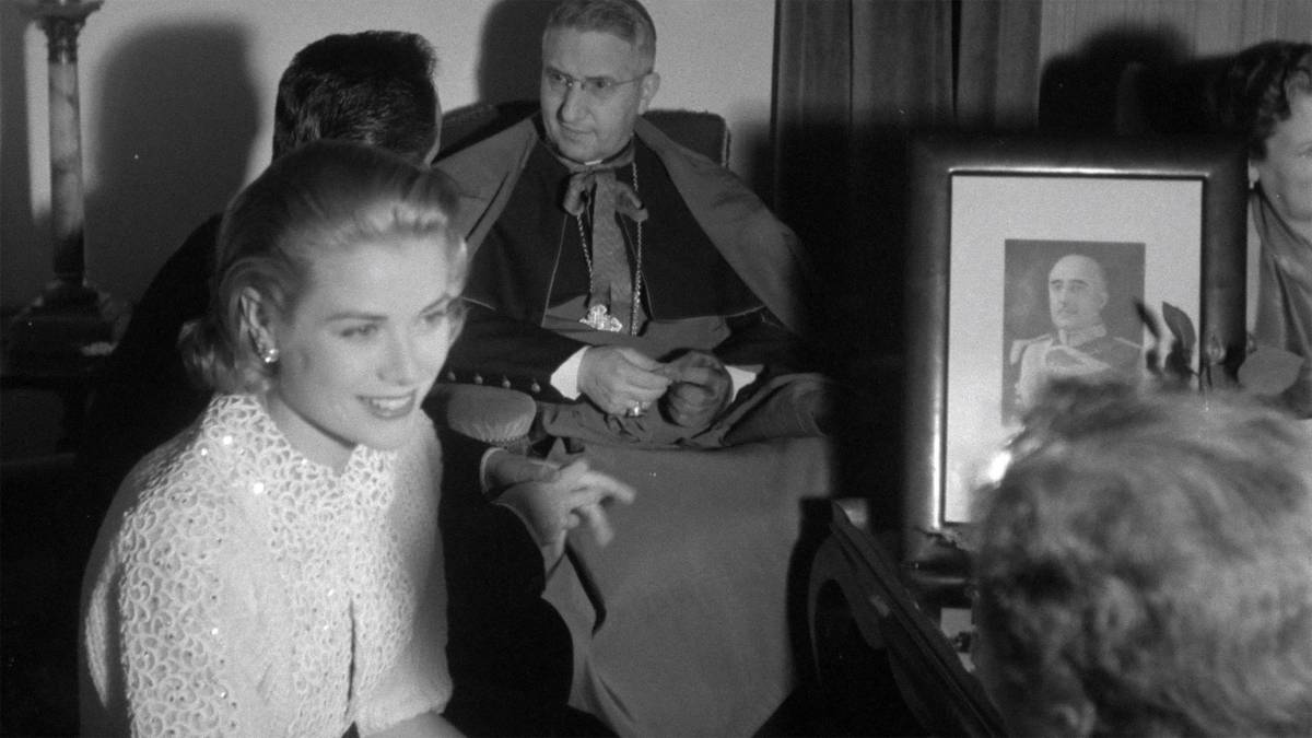 Grace Kelly, amb una fotografia de Franco, durant la seva visita a Espanya enregistrada pel NO-DO