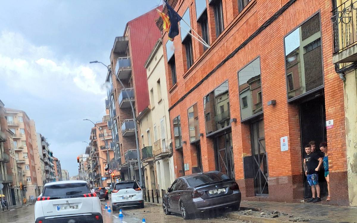 Els dos turismes accidentats, a la dreta, amb les pilones arrencades - Pere Fontanals