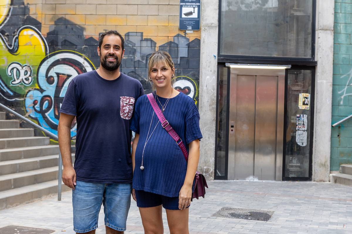Carles Oller i Irene Valero, davant de l`ascensor de Can Puiggener - Juanma Peláez Carles Oller i Irene Valero, davant de l`ascensor de Can Puiggener