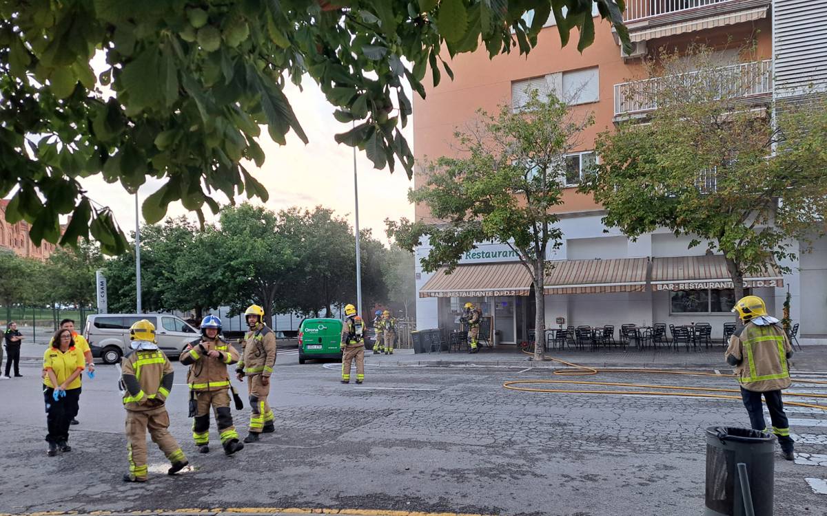 Un incendi al bar D i D2 de Manresa deixa l'establiment totalment inutilitzat pel fum