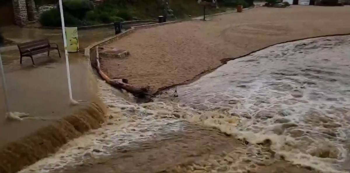 Alerta per pluges intenses en 25 comarques: l'aigua arrasa rieres i carreteres