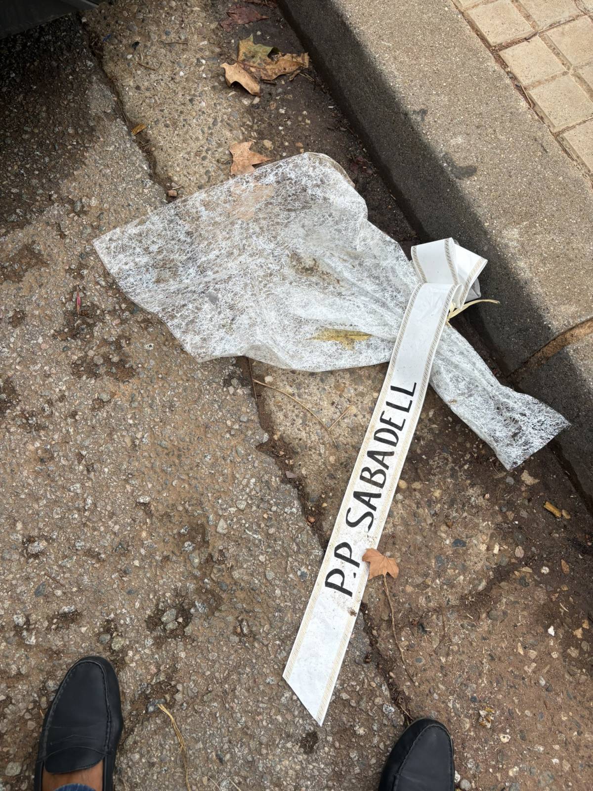 Destrossen l’ofrena del PP per la Diada Nacional de Catalunya i apareix en el lloc més sorprenent