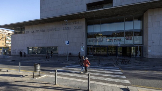 Un cotxe queda atrapat a l'entrada del metro de l'Hospital de Sant Pau quan intentava entrar per error