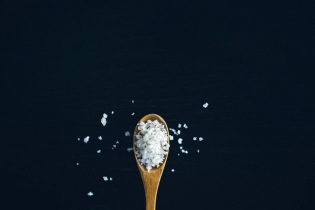 Com reduir el consum de sal sense perdre sabor