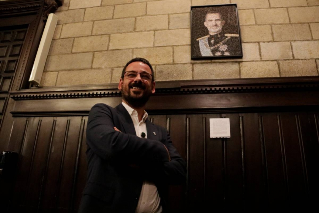 Girona penja un retrat de Felip VI a l'Ajuntament fet amb un mosaic de fotos de l'1-O