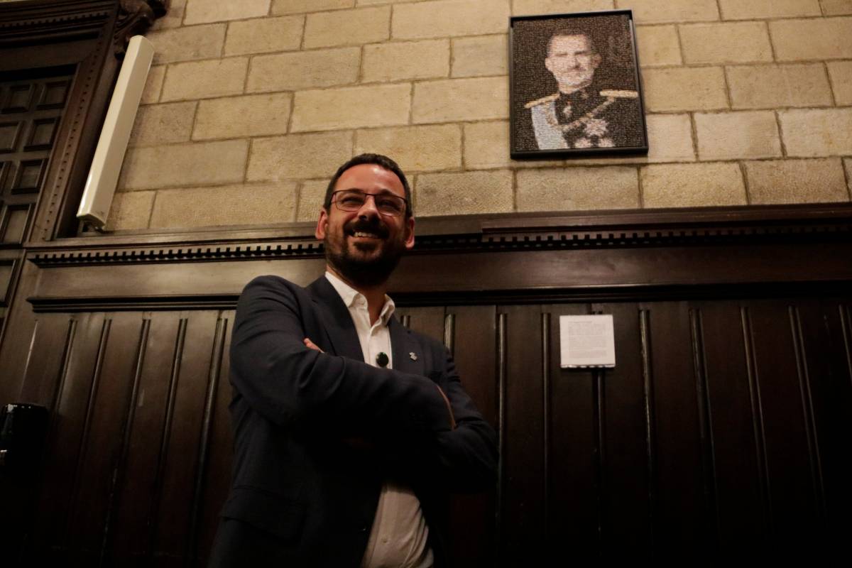Girona penja un retrat de Felip VI a l'Ajuntament fet amb un mosaic de fotos de l'1-O